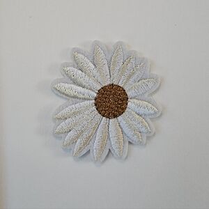 Cute white flower daisy embroidered iron on patch